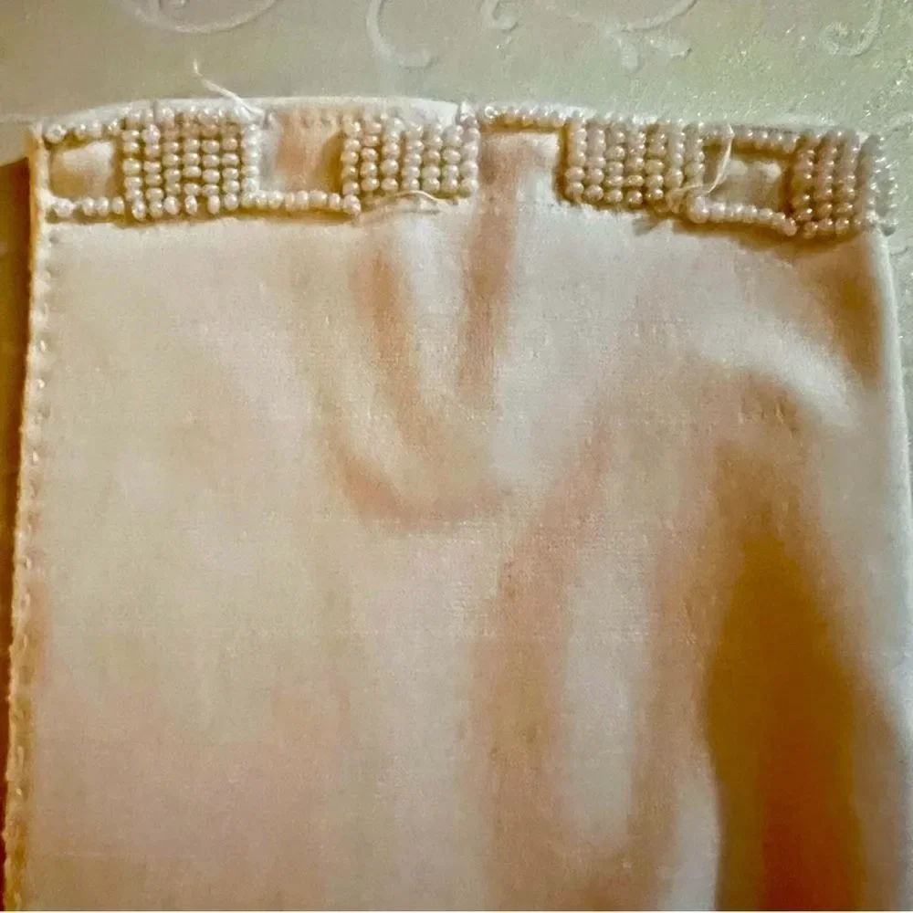 Elegant Vintage Cream Gloves with Beaded Trim